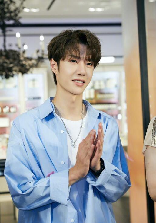 王一博照片爆料视频最新,帅气魅力再升级，粉丝直呼心动不已！